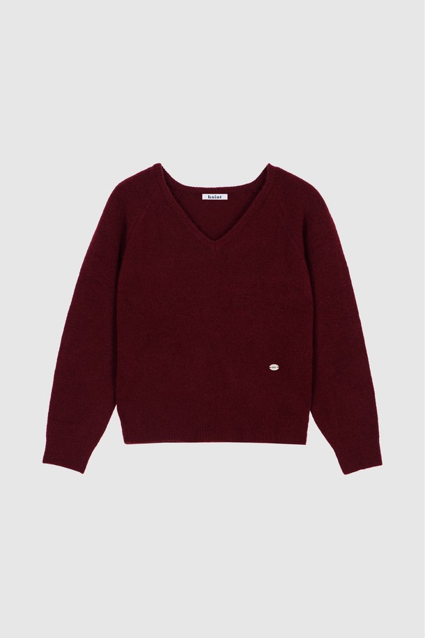 BRUSHED WIDE V-NECK KNIT_BURGANDY (브러쉬드 와이드 브이넥 니트_버건디)는 부드러운 촉감의 울 소재로 제작되어 가을, 겨울 시즌에 따뜻하게 착용할 수 있는 여성용 니트입니다. 넉넉한 오버핏과 브이넥 디자인으로 편안하면서도 세련된 스타일을 연출하며, 데이트룩, 모임룩 등 다양한 TPO에 활용 가능합니다. 베이직하고 캐주얼한 무드를 기본으로, 클래식하거나 미니멀한 스타일에도 잘 어울립니다. 긴 소매 기장과 두꺼운 두께감으로 포근함을 더하며, 버건디 컬러가 고급스러운 분위기를 자아냅니다.
