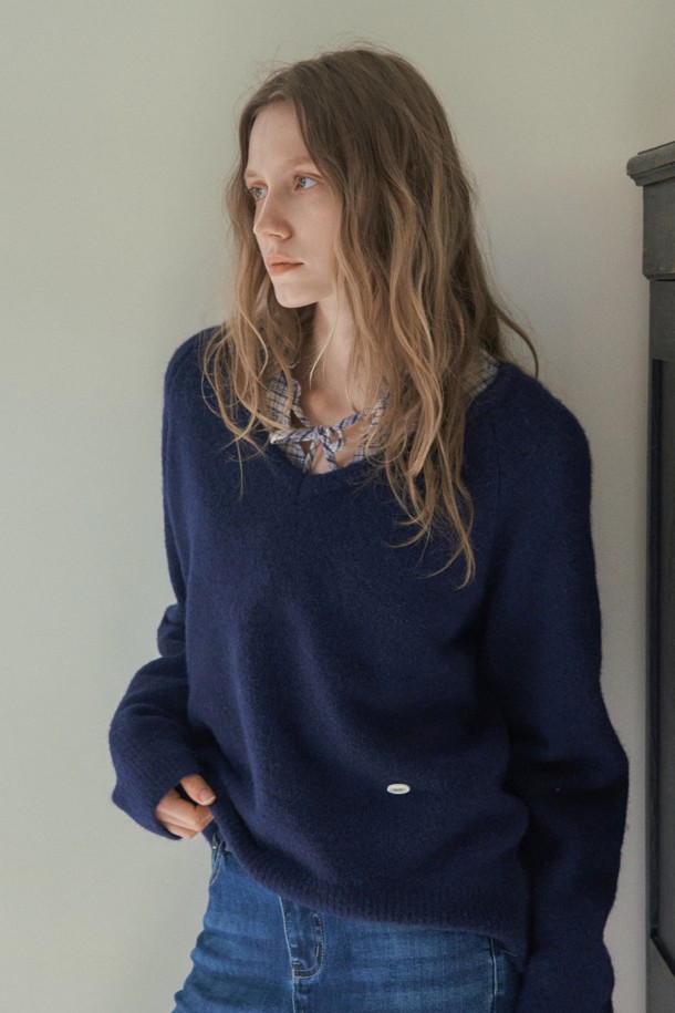 네이비 컬러의 브러쉬드 와이드 브이넥 니트는 여성스러움을 강조하는 상의입니다. 부드러운 울 소재에 브러쉬드 가공을 더해 포근한 촉감을 선사하며, 가을과 겨울철에 따뜻하게 착용하기 좋습니다. 루즈핏으로 편안한 착용감을 제공하며, 베이직하고 캐주얼한 스타일로 다양한 룩에 활용할 수 있습니다. 출근룩은 물론, 미니멀하고 클래식한 스타일을 연출하기에도 적합합니다. 긴 소매와 두꺼운 두께감으로 따뜻함을 더했습니다.
