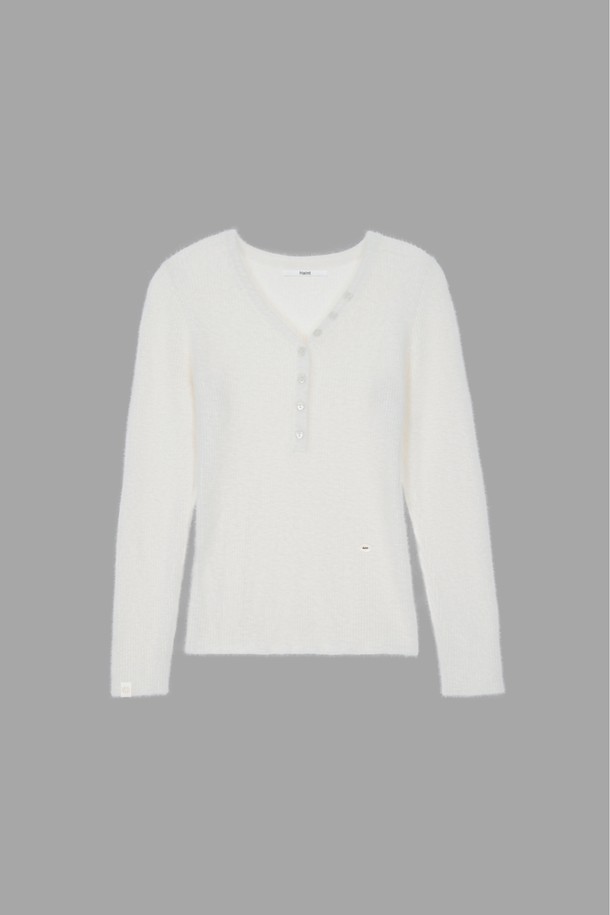 페더리 브이넥 슬림핏 니트_아이보리는 여성스러운 무드를 연출하는 데일리 아이템입니다. 부드러운 니트 소재로 제작되어 편안한 착용감을 선사하며, 얇은 두께감으로 봄, 가을 시즌에 활용하기 좋습니다. 슬림핏 디자인과 브이넥 라인이 여성스러운 실루엣을 강조하며, 페더리 디테일이 은은한 포인트를 더합니다. 미니멀하고 클래식한 스타일로 데이트룩을 완성해보세요. 
