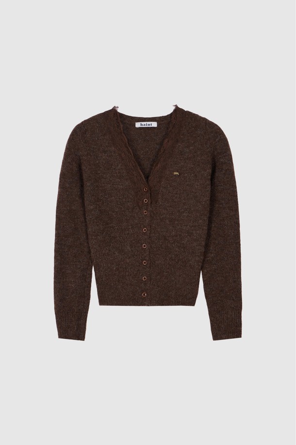 MIEL 레이스 트리밍 가디건_브라운은 여성 고객을 위한 상의 니트/스웨터입니다. 가을, 겨울 시즌에 어울리는 두꺼운 울 소재의 레귤러핏 가디건으로, 브이넥 라인과 긴 소매가 특징입니다. 베이직하면서 클래식한 스타일로, 레이스 트리밍 디테일이 돋보이며 부드러운 촉감을 선사합니다. 데이트룩, 모임룩, 출근룩 등 다양한 TPO에 활용 가능한 아이템입니다.
