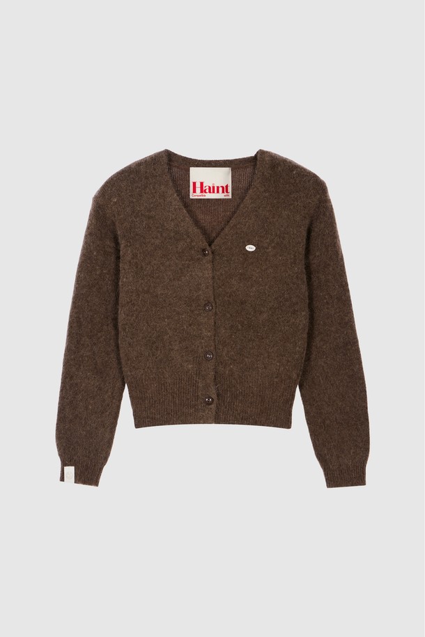 부드러운 앙고라 소재의 브라운 컬러 카디건입니다. 라운드넥 디자인과 레귤러핏으로 제작되어 편안한 착용감을 선사합니다. 가을, 겨울 시즌에 어울리는 두꺼운 두께감으로 따뜻하게 착용할 수 있으며, 버튼 여밈으로 간편하게 스타일링할 수 있습니다. 베이직하고 캐주얼한 스타일로 데이트룩 또는 모임룩에 활용하기 좋으며, 캐주얼, 클래식, 미니멀 스타일을 즐겨 입는 여성분들에게 추천합니다. 무지 디자인으로 다양한 룩에 매치하기 용이합니다.
