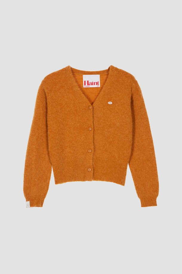 POD 앙고라 카디건_오렌지입니다. 부드러운 앙고라 소재로 제작되어 포근한 터치감을 선사하며, 가을과 겨울에 따뜻하게 착용하기 좋습니다. 라운드넥에 루즈핏으로 편안한 착용감을 제공하며, 캐주얼하고 베이직한 스타일을 연출합니다. 데일리룩, 집콕룩, 모임룩 등 다양한 TPO에 활용 가능하며, 캐주얼, 클래식, 미니멀 스타일을 즐겨 입는 여성분들께 추천합니다. 무지 디자인의 긴소매 카디건으로 활용도가 높습니다.
