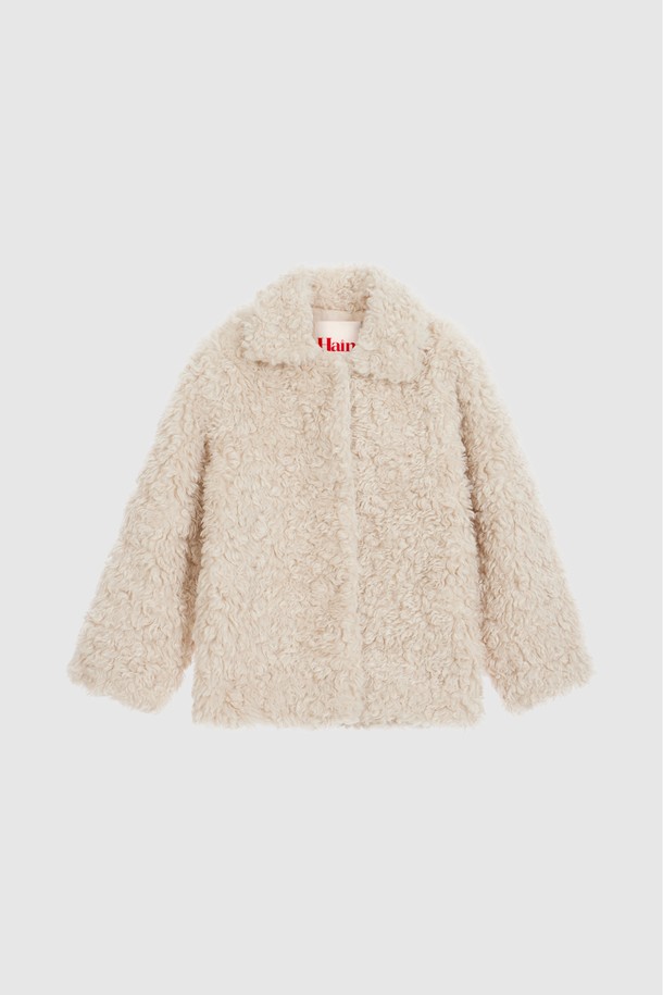 CLOI (클로이) 페이크 퍼 재킷_크림 아이보리는 부드러운 촉감과 뛰어난 보온성을 자랑하는 여성용 페이크 퍼 재킷입니다. 캐주얼 스타일의 무지 디자인으로, 가을과 겨울에 따뜻하고 포근하게 착용할 수 있습니다. 크롭 기장에 루즈핏으로 제작되어 편안하면서도 스타일리시한 핏을 연출합니다. 데이트룩, 모임룩 등 다양한 TPO에 활용하기 좋으며, 미니멀, 클래식 스타일을 선호하는 분들께 추천합니다. 오픈 스타일의 페이크 퍼 재킷으로, 당신의 겨울 스타일링에 포인트를 더해보세요.
