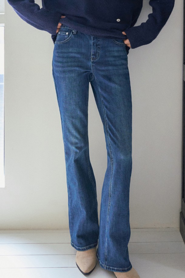 LOE 슬림 부츠컷 데님 팬츠_블루는 여성 의류로, 베이직하고 캐주얼한 스타일을 연출하기 좋습니다. 봄, 가을에 적합하며, 슬림핏 부츠컷 디자인으로 다리가 길어 보이는 효과를 줍니다. 데님 소재 특유의 뻣뻣한 촉감과 워싱 디테일이 특징이며, 무지 디자인으로 다양한 상의와 매치하기 용이합니다. 캐주얼, 미니멀, 클래식 스타일을 선호하는 고객에게 추천합니다.
