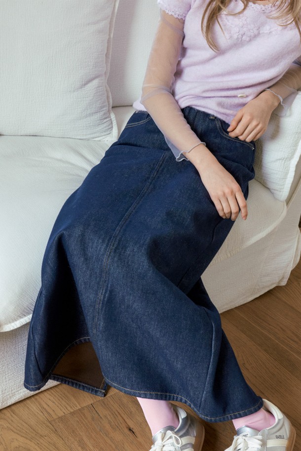 [FLEECE BONDING] 논페이드 데님 롱 스커트_다크 블루는 가을, 겨울 시즌에 안성맞춤인 여성용 데님 롱 스커트입니다. 캐주얼 및 미니멀 스타일을 즐기는 분들에게 적합하며, 출근룩으로도 활용할 수 있습니다. 뻣뻣한 촉감의 데님 소재에 플리스 본딩 처리를 하여 보온성을 높였으며, 논페이드 가공으로 물 빠짐 걱정 없이 오랫동안 착용할 수 있습니다. A라인 핏으로 다리가 길어 보이는 효과를 주며, 두꺼운 두께감으로 안정감 있는 착용감을 선사합니다. 다크 블루 컬러의 무지 디자인으로 다양한 상의와 손쉽게 매치하여 베이직하면서도 세련된 스타일을 연출할 수 있습니다.
