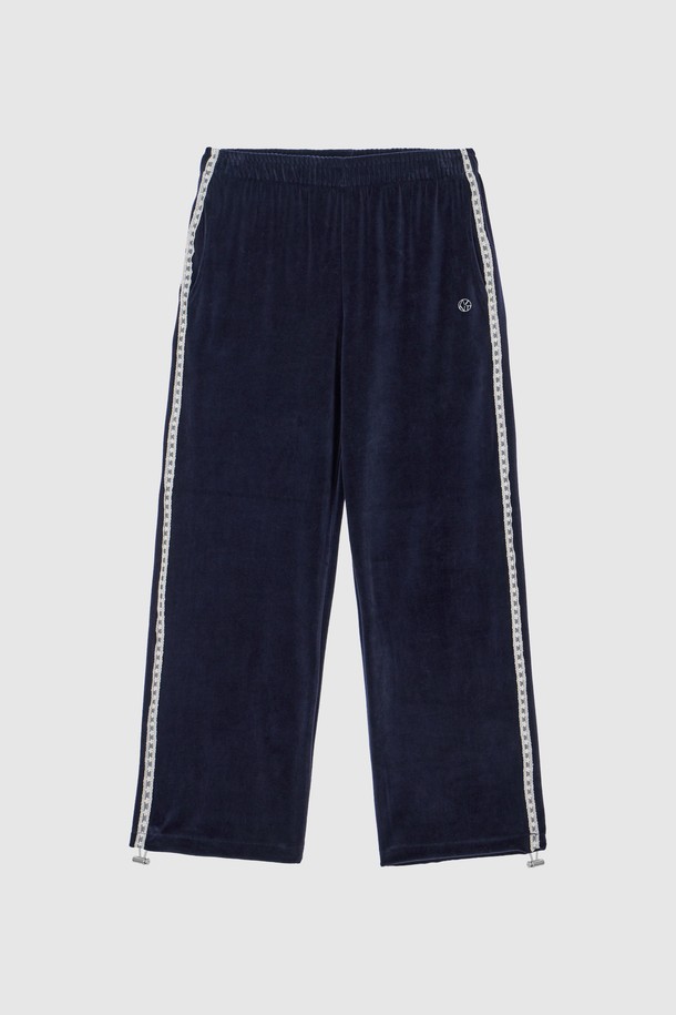 네이비 컬러의 벨벳 릴렉스드 트랙 팬츠는 편안함과 스타일을 모두 갖춘 제품입니다. 부드러운 벨벳 소재로 제작되어 뛰어난 착용감을 선사하며, 릴렉스핏으로 활동성을 높였습니다. 넉넉한 두께감으로 가을, 겨울철 따뜻하게 입을 수 있으며, 사이드 라인 디테일이 스포티한 무드를 더합니다. 허리 밴딩 처리로 편안하게 착용 가능하며, 캐주얼부터 스포티한 스타일까지 폭넓게 활용할 수 있습니다.
