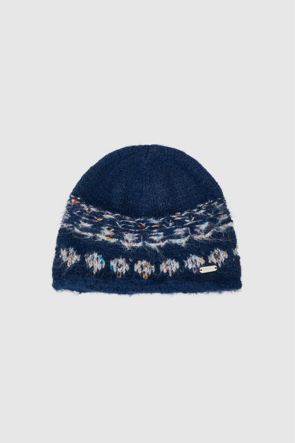 **COWICHAN KNIT 비니 (3가지 색상)**

부드러운 울과 니트 소재로 제작되어 깊은 깊이감과 두꺼운 두께를 자랑하는 카우치안 니트 비니입니다. 네이비, 블랙, 그레이 3가지 색상으로 출시되어 출근룩, 연말 모임룩 등 다양한 TPO에 활용 가능합니다. 클래식, 미니멀, 캐주얼 스타일을 모두 소화하며, 니트 패턴 디자인으로 포인트를 더했습니다. 가을, 겨울 시즌에 따뜻함과 스타일을 동시에 잡을 수 있는 아이템입니다.
