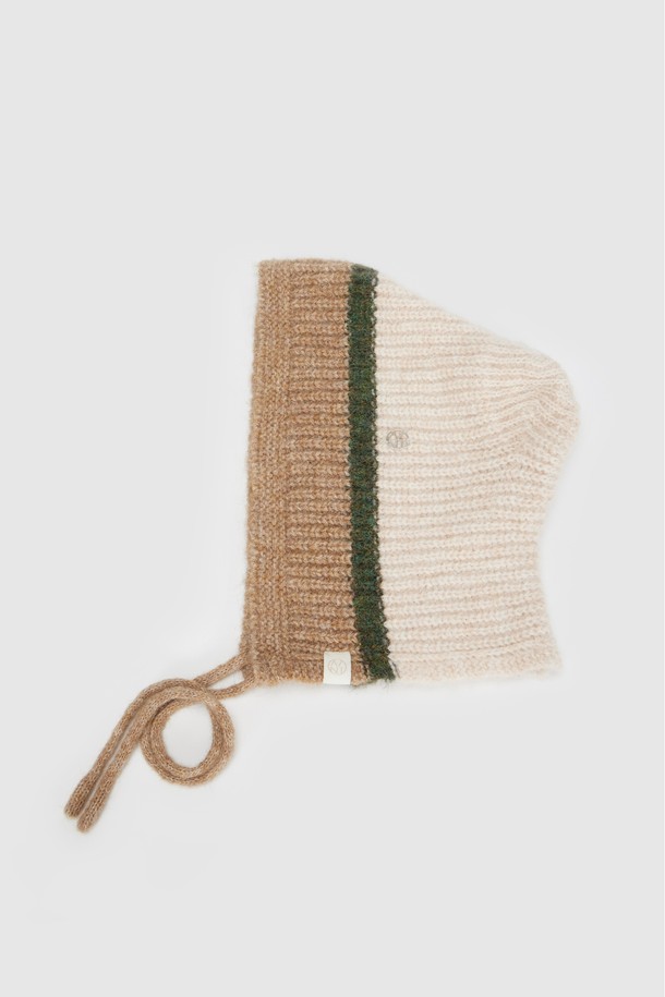 HARPY KNIT BONNET (2 컬러)는 여성스러운 겨울철 스타일을 완성해 줄 비니입니다. 부드러운 니트와 울 소재로 제작되어 깊은 깊이감과 포근한 착용감을 선사합니다. 베이지, 브라운, 그린 3가지 색상으로 출시되어 다양한 겨울 코디에 활용하기 좋습니다. 비니 상단을 접어 올려 착용하여, 골지 디자인과 함께 캐주얼, 미니멀, 클래식 등 여러 스타일을 연출할 수 있습니다. 두꺼운 두께감으로 추운 날씨에도 따뜻하게 착용할 수 있는 실용적인 아이템입니다.
