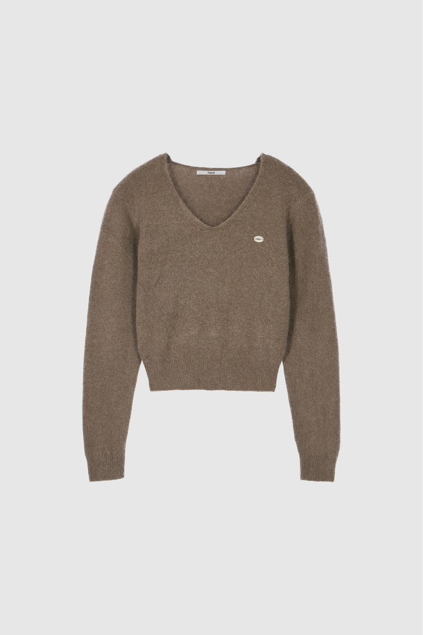 SEREN 브이넥 앙고라 니트_모카 브라운은 여성 의류로, 가을과 겨울에 어울리는 니트/스웨터입니다. 앙고라 혼방 소재로 제작되어 부드러운 촉감과 가벼운 중량감을 자랑하며, 높은 보온성을 제공합니다. 미니멀하고 베이직한 디자인으로 다양한 스타일 연출이 용이하며, 데이트룩 및 출근룩에 적합합니다. 파스텔톤 모카 브라운 컬러와 릴랙스 핏, 긴 소매, 브이넥 디자인이 특징입니다.
