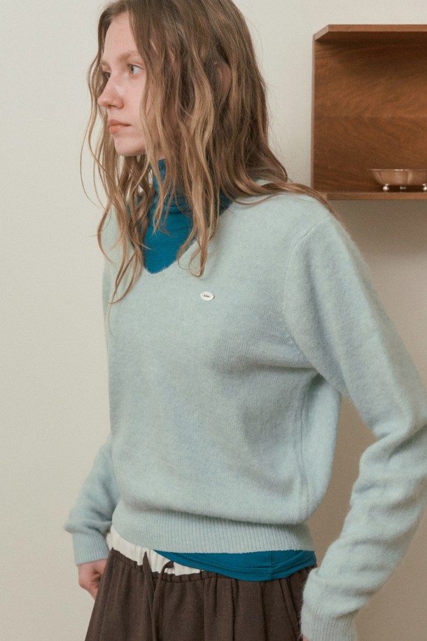 SEREN 브이넥 앙고라 니트_라이트 민트는 여성용 상의 니트/스웨터입니다. 가을과 겨울에 착용하기 좋으며, 미니멀하고 베이직한 스타일을 연출합니다. 라이트 민트 컬러의 무지 디자인으로, 릴렉스핏과 브이넥 라인이 편안한 착용감을 선사합니다. 앙고라 혼방 소재로 제작되어 보온성이 뛰어나고, 부드러운 촉감을 느낄 수 있습니다. 긴 소매에 두꺼운 두께감으로 따뜻하게 착용할 수 있습니다.
