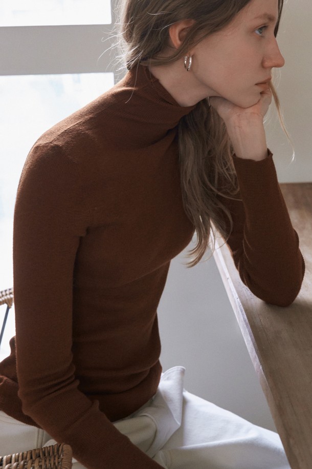 **베이직 슬림핏 터틀넥 니트_3컬러**는 여성의 일상과 출근룩, 모임룩에 두루 어울리는 터틀넥 니트입니다. 브라운, 아이보리, 핑크 3가지 컬러로 구성되어 있으며, 가을과 겨울에 따뜻하게 착용할 수 있습니다. 슬림핏 디자인으로, '미니멀'하고 '베이직'한 스타일을 연출하며, 부드러운 니트 소재는 편안한 착용감을 선사합니다. 깔끔한 헴라인 마감과 자연스러운 드레이프성으로 단독 또는 이너로 활용하기 좋으며, 형태 유지력이 우수합니다.
