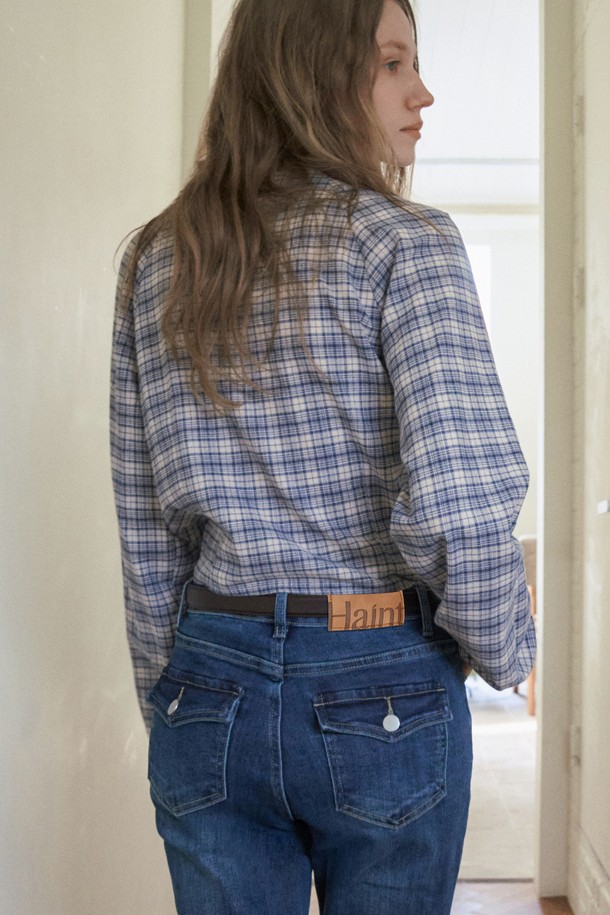 네이비 컬러의 러플 체크 크롭 블라우스는 페미닌하고 빈티지한 무드를 자아내는 여성 의류입니다. 부드러운 촉감의 면 소재에 러플 넥과 타이 디테일이 더해져 로맨틱한 분위기를 연출합니다. 래글런 소매와 숄더 다트, 허리 피트감으로 편안하면서도 여성스러운 실루엣을 강조합니다. 봄, 가을 시즌에 데이트룩, 모임룩, 소개팅룩 등 다양한 TPO에 클래식, 로맨틱, 미니멀 스타일로 매치하여 세련된 룩을 완성해보세요. 체크 패턴과 긴 소매, 크롭 기장으로 유행을 타지 않고 오랫동안 즐겨 입을 수 있습니다.
