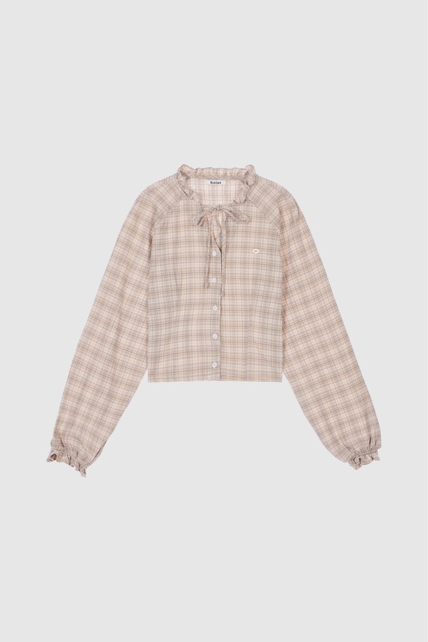 베이지 컬러의 RUFFLE CHECK 크롭 블라우스입니다. 부드러운 면 소재로 제작되어 봄, 가을에 착용하기 좋으며, 페미닌하고 우아한 스타일을 연출합니다. 러플 넥 라인과 리본 디테일이 여성스러운 분위기를 더하고, 래글런 소매와 어깨 다트 디테일, 플레어 밑단으로 편안하면서도 세련된 핏을 선사합니다. 데이트룩, 클래식, 로맨틱, 미니멀 스타일을 즐겨 입는 여성분들께 추천합니다. 루즈핏의 크롭 기장으로 다리가 길어 보이는 효과를 줍니다.
