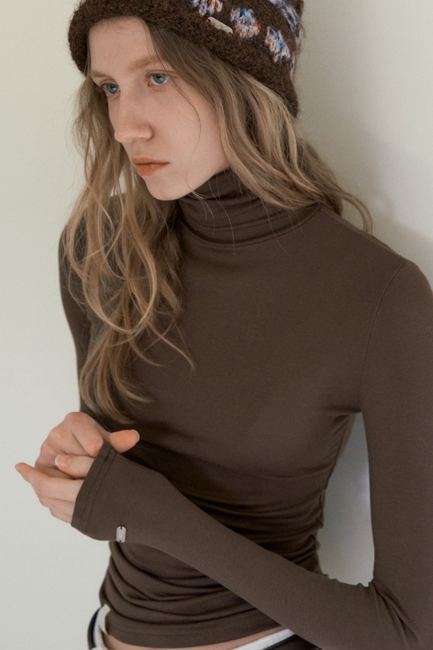 WEEK SIMPLE TURTLENECK 7 COLORS는 베이직하고 심플한 스타일의 여성 터틀넥입니다. 부드러운 레이온과 스판덱스 혼방 소재로 제작되어 얇지만 뛰어난 드레이프성과 보온성을 자랑하며, 편안한 착용감을 선사합니다. 슬림핏 디자인에 무지 패턴, 긴 소매 기장으로 어떤 룩에도 쉽게 매치할 수 있으며, 이너웨어로 활용하기 좋습니다. 브라운, 아쿠아블루, 아이보리, 머스타드, 핑크, 라벤더, 블랙 7가지 다채로운 컬러로 만나보세요. 가을, 겨울 시즌 데일리룩을 완성해보세요.
