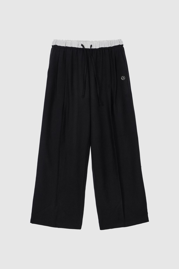 **베이 릴랙스드 와이드 슬랙스_블랙**

부드러운 블랙 색상의 베이 릴랙스드 와이드 슬랙스는 여성 의류로, 편안한 릴랙스 핏과 넓은 와이드 실루엣이 특징입니다. 봄, 가을에 어울리는 긴 기장의 슬랙스로, 밴딩 처리되어 편안한 착용감을 제공합니다. 미니멀, 캐주얼, 클래식 스타일을 즐기는 분들께 출근룩으로 추천하는 아이템입니다. 무지 디자인으로 다양한 상의와 매치하기 용이하여 활용도가 높습니다.
