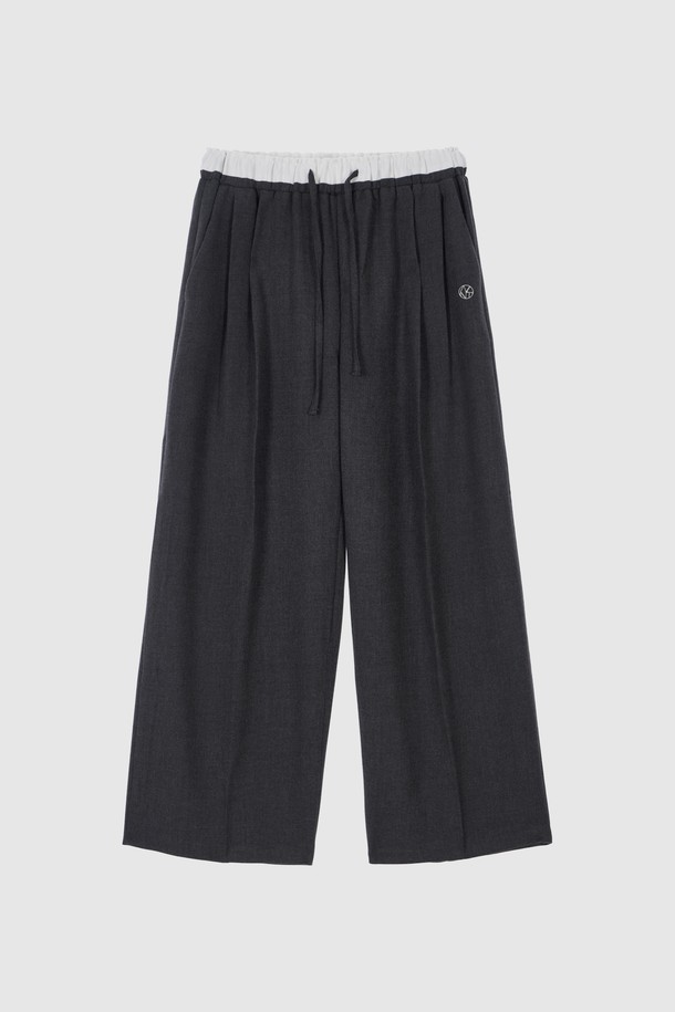 베이 릴랙스드 와이드 슬랙스_차콜은 여성용 슬랙스입니다. 간절기(봄, 가을)에 적합하며, 부드러운 촉감의 폴리에스테르, 나일론, 아크릴 혼방 소재로 제작되었습니다. 차콜 색상의 무지 패턴에 릴랙스핏 와이드 실루엣으로 편안한 착용감을 선사하며, 하이웨스트 디자인과 밴딩 허리 디테일로 활동성을 더했습니다. 캐주얼, 미니멀, 클래식 스타일 연출에 용이한 데일리 슬랙스입니다.
