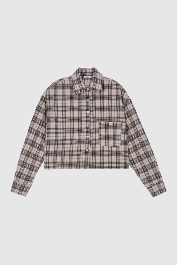 플러피 체크 크롭 셔츠_베이지는 부드러운 촉감의 플러피 소재로 제작되어 포근한 착용감을 선사합니다. 베이지 컬러에 체크 패턴이 더해져 캐주얼하면서도 베이직한 스타일을 연출하며, 봄, 가을에 활용하기 좋습니다. 카라 디자인과 긴 소매 기장으로 클래식한 분위기를 더하고, 루즈핏과 크롭 기장으로 트렌디함을 놓치지 않았습니다. 얇은 두께감으로 간절기에도 부담 없이 착용할 수 있으며, 일상에서 편안하게 즐길 수 있는 아이템입니다.
