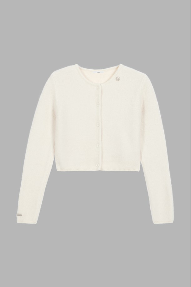 BERY 앙고라 크롭 가디건_아이보리는 여성 의류로, 가을과 겨울에 따뜻하게 입을 수 있는 제품입니다. 부드러운 촉감의 앙고라 소재를 사용하여 포근함을 더했으며, 베이직하고 미니멀한 스타일로 다양한 룩에 활용하기 좋습니다. 라운드넥에 긴소매, 레귤러핏으로 디자인되었으며, 크롭 기장과 버튼 여밈 방식이 특징입니다. 데이트룩, 모임룩 등 TPO에 맞춰 클래식, 미니멀, 캐주얼 스타일을 연출할 수 있습니다.
