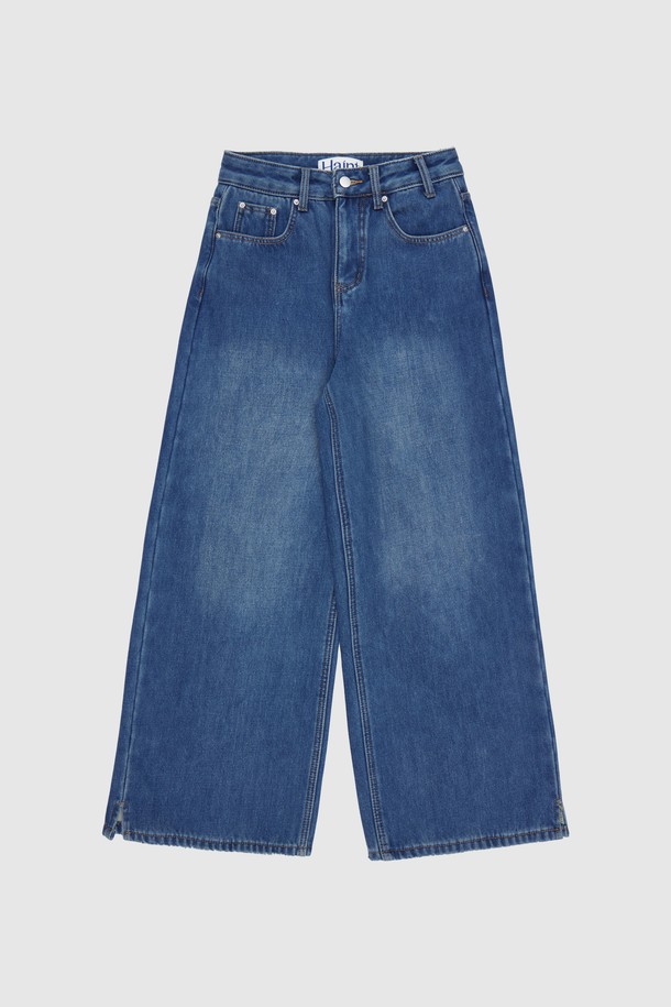 따뜻함이 가득한 [양털기모]HOVER 와이드 스트레이트 데님 팬츠_블루입니다. 부드러운 촉감의 면, 폴리에스테르 혼방 소재에 양털 기모 안감을 더해 한겨울에도 포근하게 착용할 수 있습니다. 베이직한 디자인으로 출근룩, 모임룩 등 다양한 TPO에 활용하기 좋으며, 클래식, 미니멀, 캐주얼 스타일 모두 소화 가능합니다. 와이드 핏과 스트레이트 실루엣으로 편안하면서도 세련된 핏을 연출하며, 밑단 슬릿과 뒷포켓 곡선 자수 디테일로 포인트를 더했습니다.
