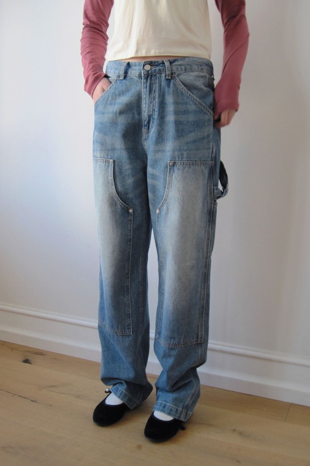 리렉스드 카펜터 데님 팬츠는 캐주얼과 워크웨어 스타일을 모두 아우르는 공용 긴바지입니다. 봄, 가을 시즌에 적합하며, 릴렉스핏으로 편안한 착용감을 선사합니다. 데님과 면 혼방 소재로 제작되어 부드러운 촉감을 자랑하며, 허리 스트링으로 사이즈 조절이 용이합니다. 뒷면 포켓과 로고 라벨 포인트, 위크웨어 무드가 특징이며, 동네 마실룩에 잘 어울립니다.
