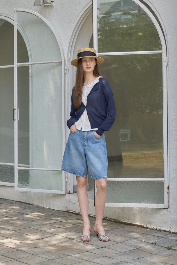 NOI 워싱 데님 하프 팬츠는 여성 고객을 위한 베이직하고 캐주얼한 반바지입니다. 은은한 워싱 컬러의 블루 데님 소재로 제작되었으며, 4부 또는 하프 기장으로 일상에서 편안하게 착용하기 좋습니다. 레귤러핏으로 간결한 실루엣을 연출하며, 데이트룩이나 쇼핑룩 등 다양한 TPO에 활용할 수 있습니다. 가죽 라벨 포인트가 돋보이며, 봄, 여름 시즌 캐주얼, 미니멀, 클래식 스타일을 연출하기에 적합합니다.
