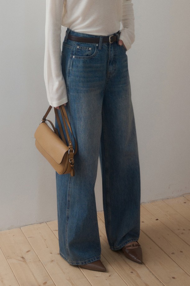 ENDER COMFORT 와이드 데님 팬츠_블루는 편안함과 스타일을 모두 갖춘 데님 팬츠입니다. 봄, 가을 계절에 적합하며, 캐주얼, 베이직 무드를 연출합니다. 데일리, 산책, 쇼핑룩에 활용하기 좋은 아이템으로, 미니멀, 클래식 스타일을 즐겨 입는 분들께 추천합니다. 면 소재의 루즈핏 와이드 데님 팬츠로, 미드 하이라이즈 디자인과 H5 워싱, 더블 스티치 디테일이 특징입니다.
