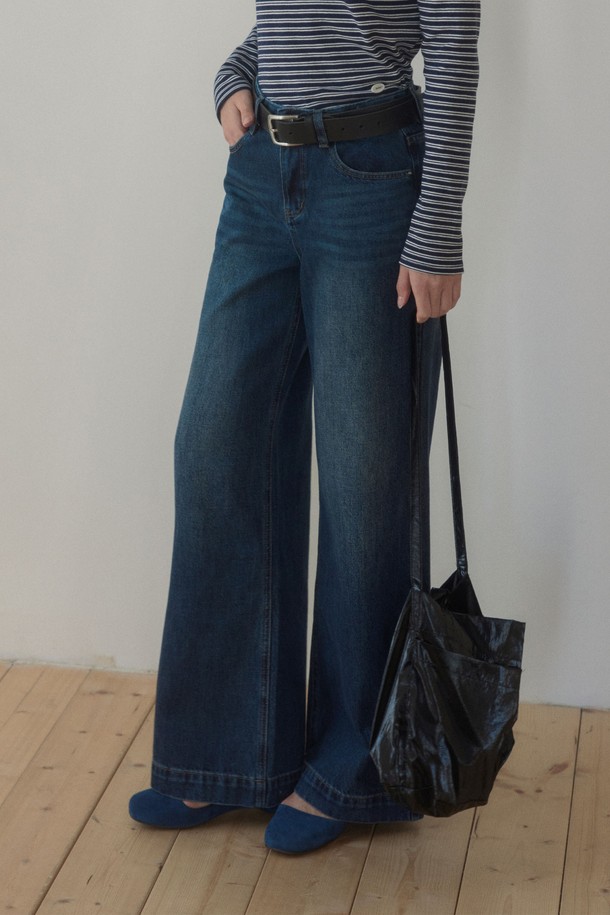 AIDEN 세미 스트레이트 와이드 데님 팬츠_블루는 캐주얼, 미니멀, 클래식 스타일을 아우르는 남녀 공용 데님 팬츠입니다. 봄, 가을에 어울리는 두꺼운 두께감의 데님 소재로 제작되었으며, 뻣뻣한 촉감이 특징입니다. 세미 스트레이트 핏과 와이드 핏의 조화로 편안하면서도 스타일리시한 실루엣을 연출합니다. 무지 디자인에 워싱 가공을 더하여 자연스러운 멋을 살렸습니다. 일상에서 폭넓게 활용하기 좋은 베이직한 아이템입니다.
