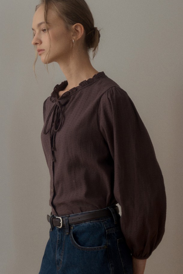 "RUFFLE NECK TIE BLOUSE_BROWN"은 부드러운 면 소재로 제작되어 편안한 착용감을 선사하는 여성 상의입니다. 브라운 컬러에 레귤러 핏으로, 우아하고 클래식한 스타일을 연출합니다. 러플 넥과 리본 넥, 프릴 및 넥타이 디테일이 돋보이며, 긴 소매 기장과 얇은 두께로 봄, 가을에 적합합니다. 데이트룩, 오피스룩, 소개팅룩 등 다양한 TPO에 미니멀, 클래식, 로맨틱한 분위기를 더해줍니다.
