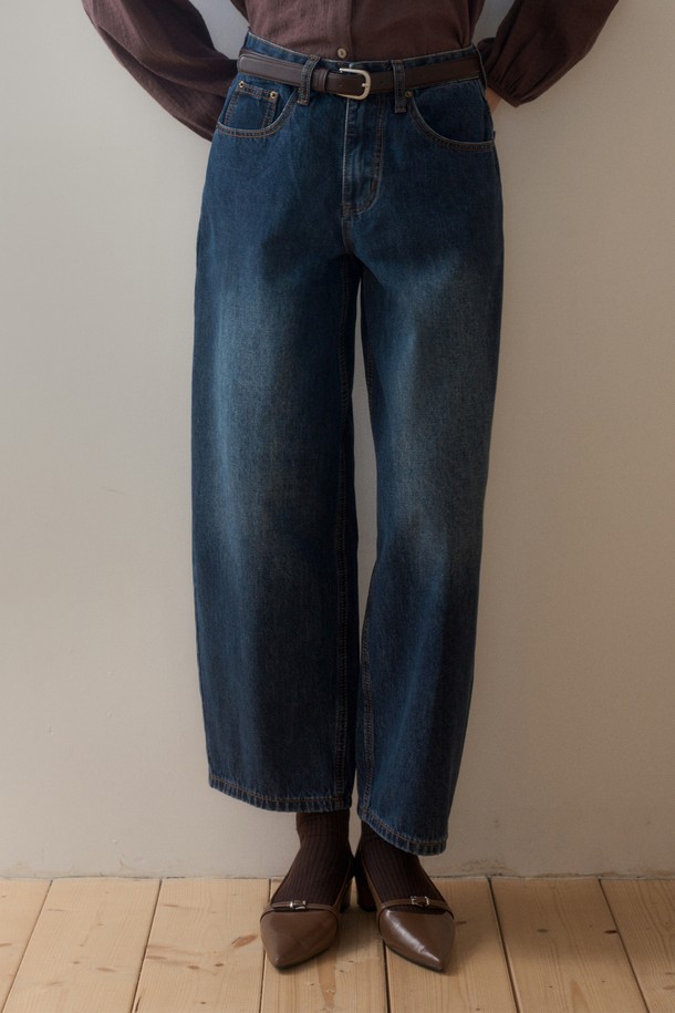 JOY 데일리 벌룬 배기 데님 팬츠 _다크 블루는 캐주얼 스타일을 위한 여성 데님 팬츠입니다. 봄, 가을에 적합하며, 무지 패턴의 긴 기장으로 제작되었습니다. 두꺼운 두께감의 데님 소재로 뻣뻣한 촉감을 주며, 루즈핏과 배기핏, 와이드 핏으로 편안한 착용감을 선사합니다. 벌룬 실루엣 디자인이 특징이며, 미니멀한 스타일을 연출하기 좋습니다.
