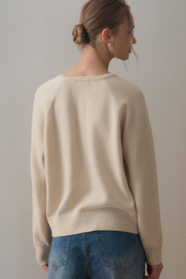 CLUEDE (클루에) 파인 울 브이넥 니트_아이보리는 여성용 상의 니트/스웨터입니다. 가을과 겨울에 착용하기 좋으며, 고급스러운 울 소재로 제작되어 부드러운 촉감을 선사합니다. 미니멀하고 베이직한 디자인으로 출근룩, 모임룩 등 다양한 TPO에 활용할 수 있습니다. 얇은 두께의 레귤러핏 긴소매 브이넥 니트로, 미니멀, 클래식 스타일을 선호하는 분들께 추천합니다. 무지 패턴의 아이보리 컬러는 어떤 하의와도 쉽게 매치되어 활용도가 높습니다.
