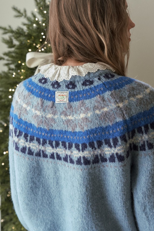 PEIKA NORDIC KNIT_LIGHT BLUE (페이카 노르딕 니트_라이트 블루)는 가을, 겨울 시즌에 어울리는 여성용 니트/스웨터입니다. 라이트 블루, 네이비, 그레이 3가지 색상으로 제공되며, 부드러운 울 소재를 사용하여 포근한 착용감을 선사합니다. 레귤러핏 라운드넥 디자인에 긴 소매 기장으로, 캐주얼하고 베이직한 스타일을 연출합니다. 특히 겨울 시즌에 어울리는 노르딕 패턴이 특징이며, 두꺼운 두께감으로 따뜻함을 더합니다.
