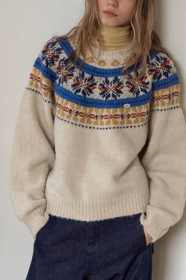 PEIKA 노르딕 니트_아이보리는 여성스러운 겨울 스타일을 완성하는 니트 스웨터입니다. 부드러운 울 소재로 제작되어 뛰어난 촉감과 보온성을 자랑하며, 레귤러 핏으로 편안하게 착용할 수 있습니다. 아이보리, 블루, 브라운 컬러로 출시되었으며, 노르딕 패턴과 기하학 무늬가 돋보여 캐주얼하면서도 베이직한 스타일을 연출합니다. 라운드넥과 긴소매 디자인으로 어떤 하의와도 잘 어울리며, 두꺼운 두께감으로 추운 날씨에도 따뜻하게 입을 수 있습니다. 일상에서 편안하고 스타일리시하게 즐길 수 있는 아이템입니다.
