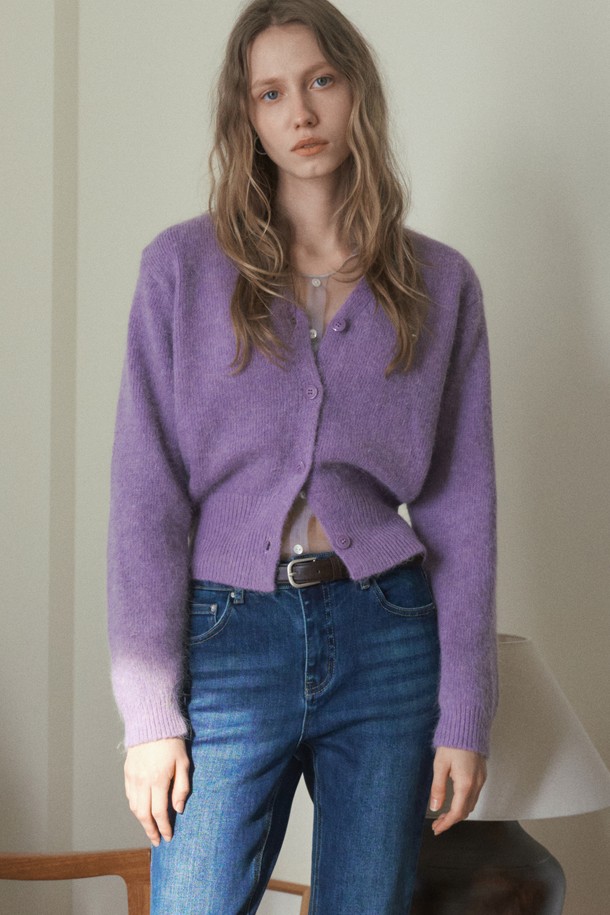 UNE 앙고라 카디건_퍼플은 부드러운 앙고라 소재의 여성 니트/스웨터 카디건입니다. 라운드넥에 긴 소매, 레귤러 핏으로 제작되었으며, 두꺼운 두께감으로 가을, 겨울철 따뜻하게 착용할 수 있습니다. 무지 디자인에 버튼 여밈 방식이며, 캐주얼, 클래식, 미니멀 스타일을 추구하는 분들께 적합합니다. 데이트룩과 모임룩에 활용하기 좋은 크롭 기장의 퍼플 컬러 카디건입니다.
