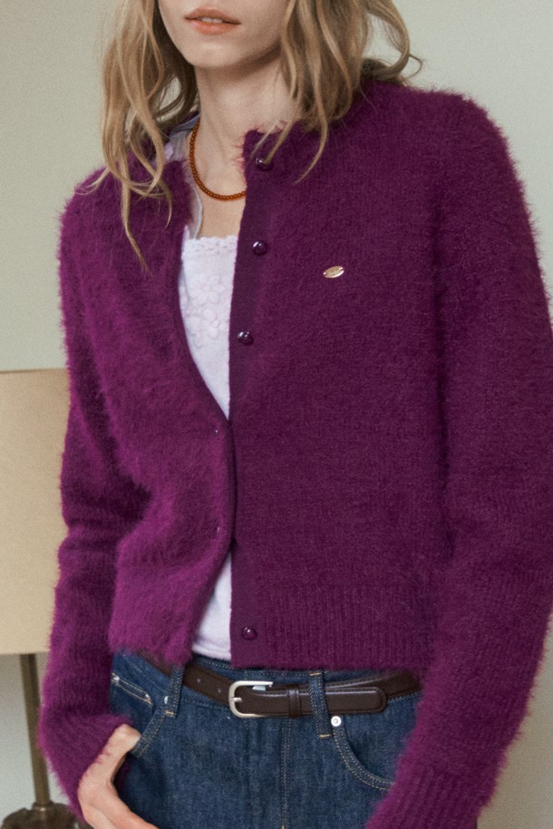 PIBEE (피비) FEATHERY CARDIGAN_PURPLE (페더리 가디건_퍼플)은 부드러운 촉감의 앙고라와 폴리에스테르 혼방 소재로 제작되어 가을, 겨울 시즌에 따뜻하게 착용할 수 있는 여성용 니트 가디건입니다. 레귤러 핏에 라운드넥 디자인으로, 캐주얼하고 베이직한 스타일을 연출하며 데이트룩, 모임룩에 적합합니다. 톤 다운된 퍼플 컬러에 무지 패턴으로 어떤 스타일에도 쉽게 매치할 수 있으며, 페더리 소재와 버튼 여밈 디테일이 특징입니다. 긴 소매 기장의 레귤러 기장으로, 클래식하고 미니멀한 스타일을 즐기는 분들께 추천합니다.
