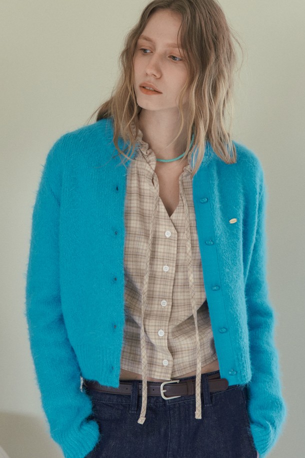 피비 페더리 카디건_아쿠아 블루는 부드러운 촉감의 페더리 텍스처가 돋보이는 여성용 니트/스웨터입니다. 캐주얼하고 미니멀한 스타일로, 가을과 겨울에 따뜻하게 입을 수 있습니다. 라운드넥에 루즈핏으로 편안함을 더했으며, 크롭 기장과 긴 소매가 특징입니다. 아쿠아 블루 컬러와 무지 패턴으로 어떤 옷에도 쉽게 매치할 수 있습니다. 폴리에스테르 소재로 제작되어 부드러운 착용감을 선사합니다.
