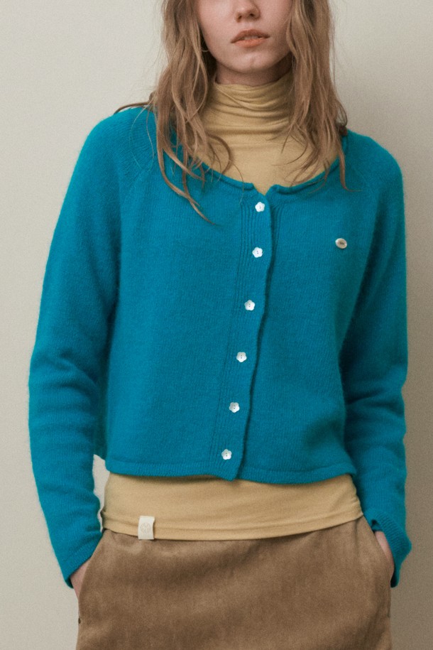 MYLEN 앙고라 크롭 카디건_아쿠아 블루는 여성 의류로, 가을과 겨울에 착용하기 좋은 니트/스웨터입니다. 부드러운 촉감의 앙고라 소재, 레귤러핏, 라운드넥 디자인으로 베이직하고 클래식한 스타일을 연출합니다. 아쿠아 블루 컬러의 무지 디자인이며, 두꺼운 두께감과 긴 소매 기장, 버튼 여밈 방식으로 따뜻함을 더했습니다. 캐주얼, 미니멀 스타일을 즐기시는 분들께 추천하는 크롭 기장의 카디건입니다.
