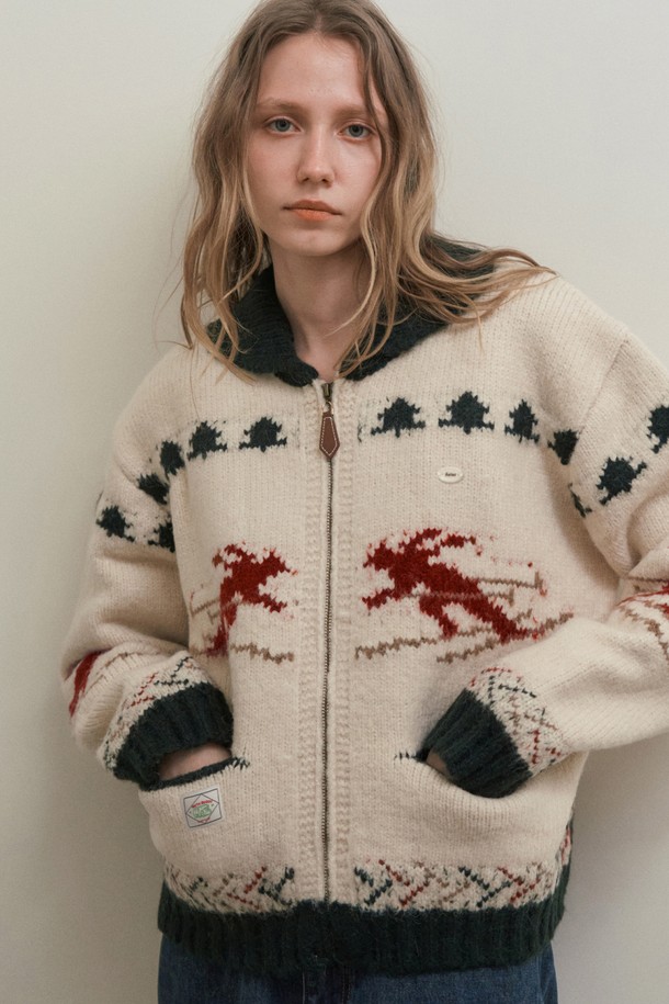 아이보리 컬러의 WINTER 카우(Cow)이찬 니트 집업은 겨울철 캐주얼 스타일을 완성하는 여성 니트 점퍼입니다. 부드러운 울 소재로 제작되어 포근한 착용감을 선사하며, 두꺼운 두께감으로 추운 날씨에도 따뜻하게 입을 수 있습니다. 카우이찬 패턴 디자인이 돋보이며, 레귤러 핏과 긴 소매 기장으로 편안함을 더했습니다. 집업 스타일로 간편하게 착용 가능하며, 일상에서 클래식하고 미니멀한 무드를 연출하기 좋습니다.
