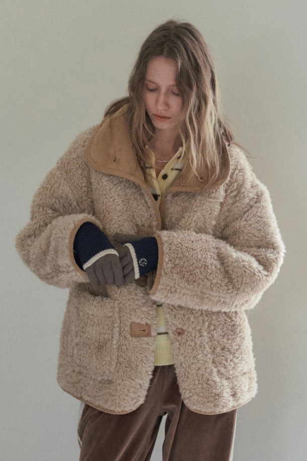 **LUTURN 리버시블 쉐어링 머스탱_베이지**

부드러운 스웨이드와 양털 소재의 조화가 돋보이는 LUTURN(루턴) 리버시블 쉐어링 무스탕입니다. 여성스러운 실루엣을 연출하는 오버핏 크롭 기장으로, 가을과 겨울에 따뜻하면서도 스타일리시하게 착용하기 좋습니다. 양털 디테일과 리버시블 디자인으로 다양한 스타일을 연출할 수 있으며, 데이트룩과 모임룩, 캐주얼 및 미니멀 스타일 모두에 잘 어울립니다. 베이직한 무지 디자인에 집업 여밈 방식으로 편안하게 즐길 수 있습니다. 안감은 퍼로 제작되어 포근한 착용감을 선사합니다.
