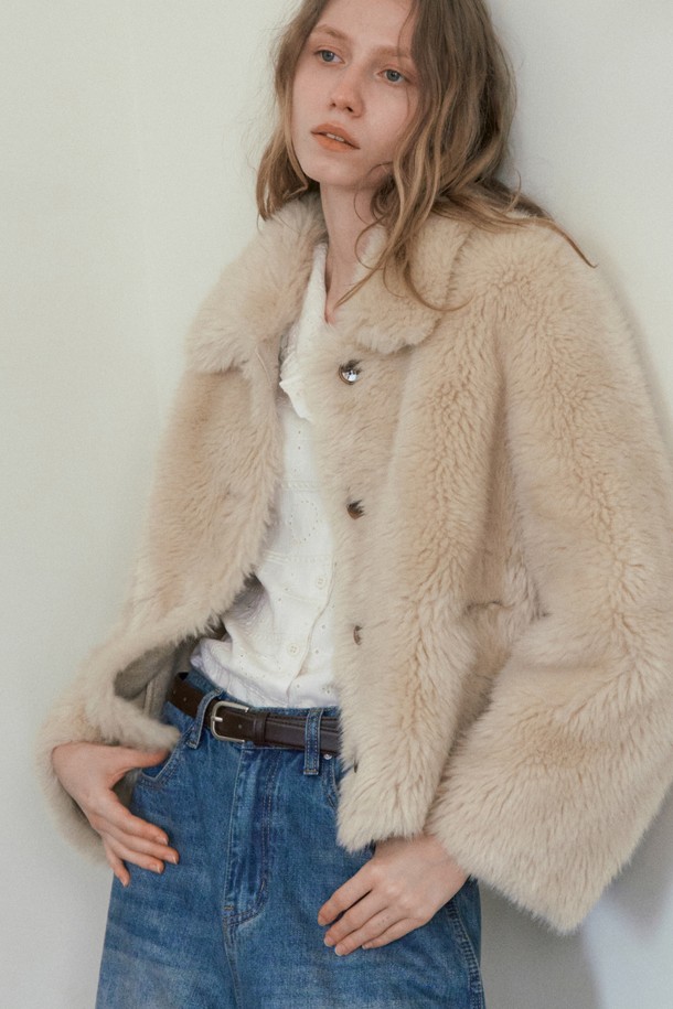 PAIDEN(페이든) FAKE FUR(페이크 퍼) 재킷_크림 베이지는 부드러운 촉감의 퍼 소재로 제작되어 포근함을 선사하는 여성용 아우터입니다. 캐주얼 스타일의 무지 디자인에 오버핏으로 편안하게 착용 가능하며, 가을과 겨울 시즌에 적합합니다. 버튼 여밈 방식으로 간편하게 스타일링 할 수 있으며, 긴 소매 기장과 두꺼운 두께감으로 보온성을 높였습니다. 크림 베이지 컬러는 다양한 룩에 매치하기 용이하며, 데일리 아이템으로 활용하기 좋습니다.
