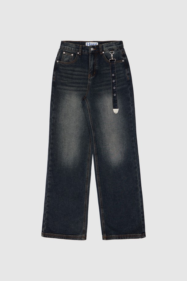 [기모] 노먼 키링 데님 팬츠_다크 블루는 여성용 데님 팬츠입니다. 다크 블루 컬러에 무지 패턴으로 미니멀하고 클래식한 스타일을 연출하며, 캐주얼한 무드로 다양한 TPO에 활용할 수 있습니다. 가을, 겨울 시즌에 적합하며, 두꺼운 두께감의 기모 안감으로 보온성을 높였습니다. 와이드 핏의 긴 기장으로 편안한 착용감을 제공하며, 키링 디테일이 포인트로 더해졌습니다. 출근룩으로도 활용 가능한 실용적인 데님 팬츠입니다.
