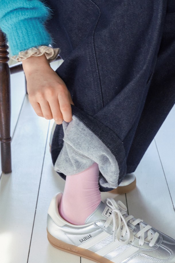 [기모] LEV 커브드 데님 팬츠_다크 블루는 캐주얼하고 미니멀한 스타일을 연출하기 좋은 여성 데님 팬츠입니다. 다크 블루 컬러의 무지 디자인으로, 가을과 겨울에 따뜻하게 착용할 수 있습니다. 넉넉한 루즈핏 와이드 실루엣에 기모 안감으로 포근함을 더했습니다. 커브드 디자인으로 유니크한 매력을 더하며, 두께감 있는 데님 소재로 제작되었습니다. 일상에서 편안하게 즐겨 입을 수 있는 아이템입니다.
