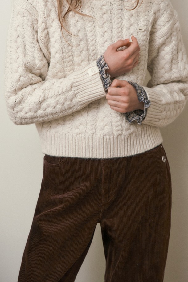 HAZEL 스트레이트 컷 코듀로이 팬츠 6COL_브라운은 남녀 모두 착용 가능한 캐주얼하고 베이직한 스타일의 코듀로이 팬츠입니다. 짙은 브라운 컬러의 이 바지는 가을과 겨울에 따뜻하게 입을 수 있도록 두꺼운 두께감으로 제작되었습니다. 부드러운 촉감의 코듀로이 소재와 레귤러 핏, 스트레이트 컷으로 편안한 착용감을 선사하며, 넉넉한 포켓 디테일이 실용성을 더합니다. 출근룩과 모임룩 모두 소화 가능한 활용도 높은 아이템으로 캐주얼 및 클래식 스타일을 즐겨 입는 분들께 추천합니다.
