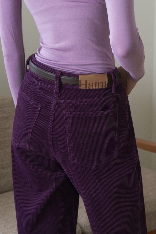 HAZEL (헤이즐) 스트레이트 컷 코듀로이 팬츠 6컬러_퍼플입니다. 부드러운 촉감의 코듀로이 소재로 제작되어 가을, 겨울 시즌에 따뜻하게 착용하기 좋습니다. 퍼플 컬러의 무지 디자인에 레귤러 핏, 긴 기장의 스트레이트 핏으로 캐주얼, 베이직, 미니멀, 클래식 스타일을 연출할 수 있습니다. 밴딩이 없는 디자인이며 벨트루프 디테일이 있어 출근룩으로도 활용 가능합니다. 두께감 있는 소재로 제작되어 보온성을 높였습니다.
