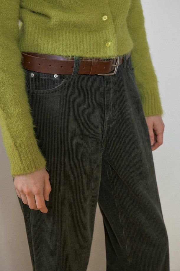 HAZEL (헤이즐) 스트레이트 컷 코듀로이 팬츠 6COL_DEEP GREEN은 가을과 겨울에 어울리는 남성용 코듀로이 팬츠입니다. 딥 그린 컬러의 무지 디자인으로 베이직하고 캐주얼한 스타일을 연출하기 좋습니다. 두께감 있는 코듀로이 소재에 레귤러 핏, 스트레이트 컷으로 편안한 착용감을 제공하며, 벨트 루프 디테일이 있습니다. 출근룩과 데이트룩은 물론, 캐주얼, 클래식, 미니멀 스타일까지 소화 가능한 활용도 높은 아이템입니다.
