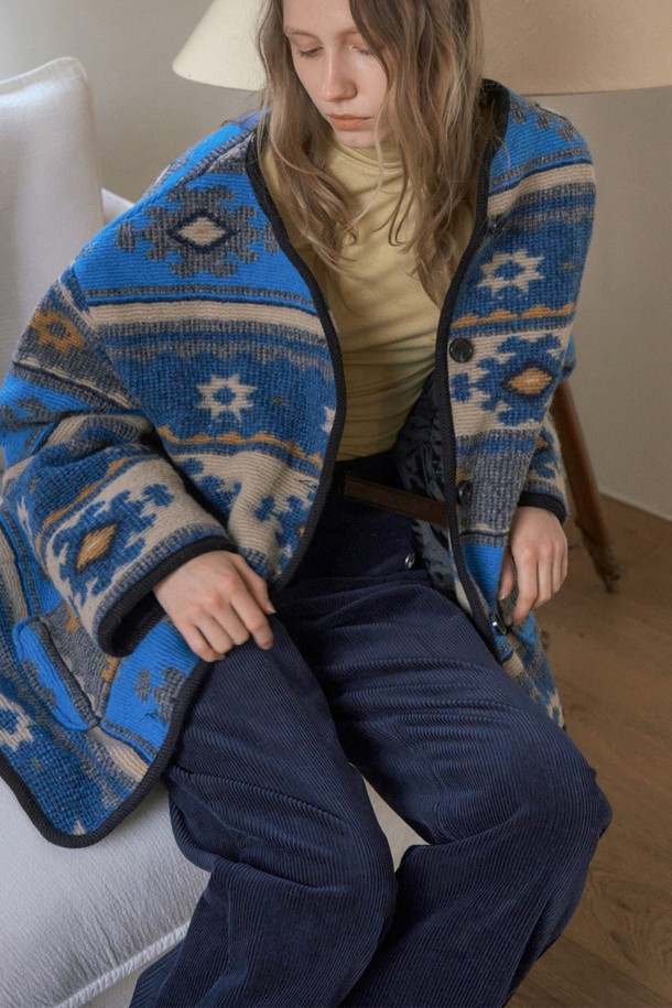 HAZEL 스트레이트 컷 코듀로이 팬츠 6COL_네이비는 여성용 코듀로이 팬츠입니다. 가을, 겨울 시즌에 어울리도록 두꺼운 두께감으로 제작되었으며, 일상 및 출근룩, 모임룩에 활용하기 좋습니다. 베이직하고 캐주얼한 스타일과 미니멀한 디자인으로, 다양한 상의와 매치하기 용이합니다. 스트레이트 핏에 무지 디자인으로, 클래식한 무드를 연출하며 포켓 디테일이 있습니다.
