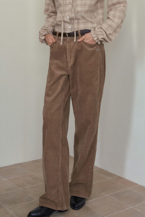 HAZEL 스트레이트 컷 코듀로이 팬츠 6COL_베이지는 여성용 코듀로이 팬츠입니다. 베이지 컬러의 무지 디자인으로, 가을과 겨울에 따뜻하게 입을 수 있는 두꺼운 두께감의 긴 바지입니다. 일상, 출근룩에 모두 잘 어울리는 캐주얼, 클래식, 미니멀 스타일 연출이 가능합니다. 하이웨스트 디자인에 레귤러 핏, 부드러운 촉감의 코듀로이 소재로 제작되었습니다.
