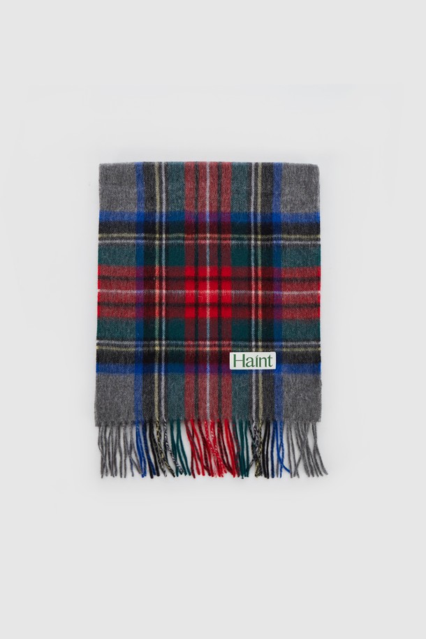 클래식 타탄-체크 울 머플러는 가을과 겨울, 쌀쌀한 계절에 따뜻함과 스타일을 더해줄 머플러입니다. 부드러운 울 소재로 제작되어 뛰어난 촉감과 보온성을 자랑하며, 두꺼운 두께감으로 추운 날씨에도 든든하게 몸을 감싸줍니다. 멀티 컬러의 타탄-체크 패턴은 클래식한 무드를 선사하며, 프린지 장식으로 포인트를 더했습니다. 일상복에 매치하여 클래식하고 미니멀한 스타일을 연출하기 좋습니다.
