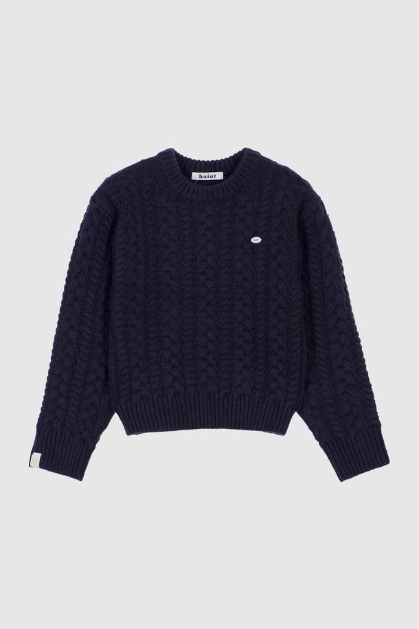 APED 케이블 니트_네이비는 여성용 상의 니트/스웨터입니다. 가을, 겨울 시즌에 어울리는 두꺼운 두께감의 울 소재로 제작되었으며, 라운드 넥과 긴소매 디자인으로 따뜻하게 착용할 수 있습니다. 베이직하고 캐주얼한 스타일로 일상에서 편안하게 즐겨 입기 좋으며, 레귤러핏으로 제작되어 편안한 착용감을 선사합니다. 케이블 패턴의 니트 짜임이 돋보이는 디자인으로, 캐주얼, 클래식, 미니멀 스타일을 모두 소화할 수 있습니다.
