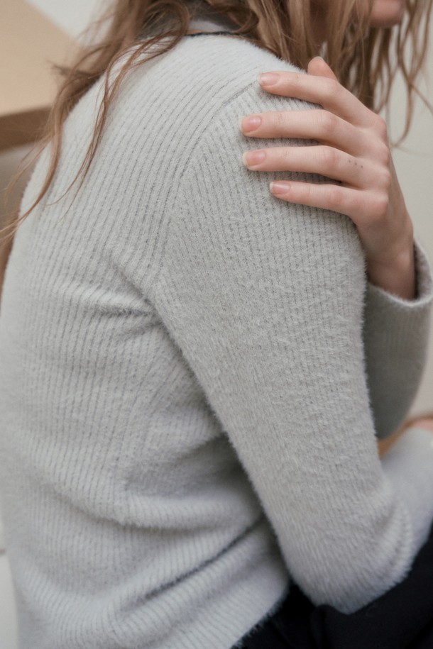 **FEATHERY 브이넥 슬림핏 니트_그레이**는 가을과 겨울, 미니멀하고 클래식한 스타일을 연출하기 좋은 여성 니트입니다. 부드러운 촉감의 니트 소재와 얇은 두께감으로 편안하게 착용할 수 있으며, 슬림핏 디자인이 여성스러운 실루엣을 강조합니다. 브이넥 라인이 세련된 느낌을 더하고, 페더리 디테일이 은은한 포인트를 줍니다. 베이직한 디자인의 무지 니트로, 다양한 하의와 매치하여 일상룩을 완성해보세요.
