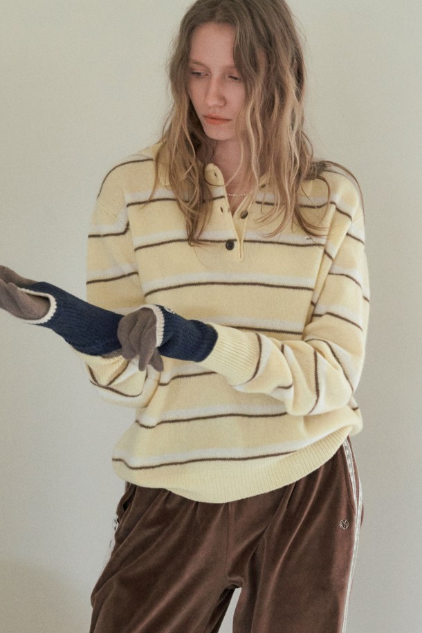 엘모 멀티 스트라이프 니트_레몬은 여성용 니트/스웨터입니다. 레몬과 옐로우 컬러의 조화가 돋보이는 이 니트는 봄, 가을에 어울리는 얇은 두께감과 부드러운 촉감을 자랑합니다. 라운드넥과 레귤러핏으로 제작되었으며, 캐주얼하고 베이직한 스타일을 연출하기 좋습니다. 멀티 스트라이프 패턴이 적용되어 경쾌한 느낌을 더하며, 긴 소매 기장으로 간절기에도 따뜻하게 착용할 수 있습니다.
